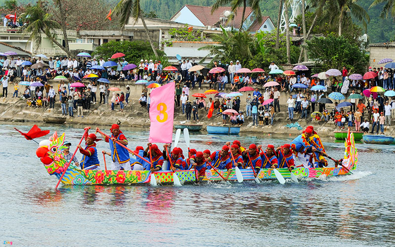 Hàng nghìn người xem đua thuyền tứ linh tri ân đội hùng binh Hoàng Sa